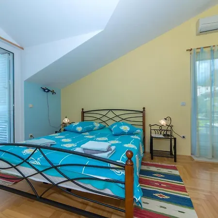 Apartman Moca, Vila